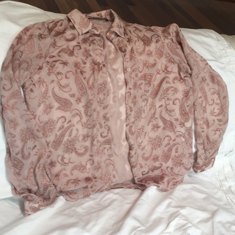 Blouse with  silky pattern in pink.